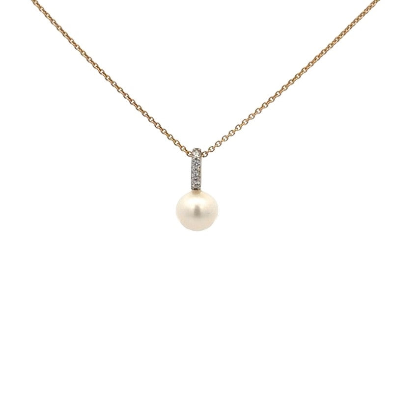 Smykkecenter vedhæng i 8 kt guld med rund hvid naturperle, zirkonia og forgyldt kæde 45 cm.